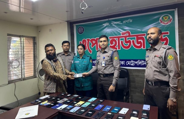 ৪৩ মোবাইল ফোনসেট উদ্ধার করে প্রকৃত মালিকদের বুঝিয়ে দিয়েছে পল্টন মডেল থানা পুলিশ